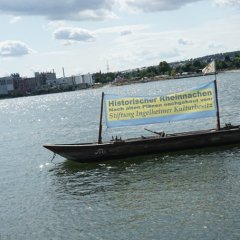 Nachbildung einer Nehe aus früherer Zeit. Leihgabe von »Stiftung  Ingelheim Kulturbesitz«.