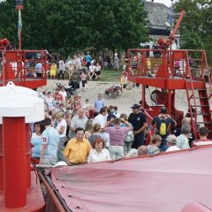 Besucherandrang auf das Feuerlöschboot an der Budenheimer  NATO-Rampe.