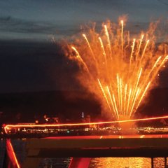 Mit einem grandiosen Höhenfeuerwerk endete ein mit achtungsvoll bedachtes Fest in Walluf und in Bu- denheim, das an die 1000-jährige Fährverbindung zwischen beiden Rheingemeinden erinnerte.