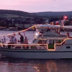 Die Yacht »Alita Maria« beim Lichterkorso der »Wassersportfreunde Budenheim e.V.« in den Abendstunden auf dem Rhein.