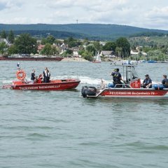 Rettungskräfte zeigen auf dem Rhein ihr Können. Die Feuerwehren aus Walluf und Budenheim mit dem Boot der DLRG.