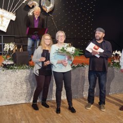 Ein Dankpräsent erhielten Jana Rejak und Silvia Kolter (Gmd- Verwaltung) sowie die Hausmeister Jürgen Abstein und Marco Embert (v.l.n.r.) für ihr Engagement.