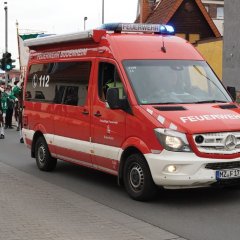 Eskortiert von der Freiwilligen Feuerwehr Budenheim setzte sich der närrische Umzug vom Rathaus in der Berliner Straße bis zum Platz der Generationen in Bewegung.