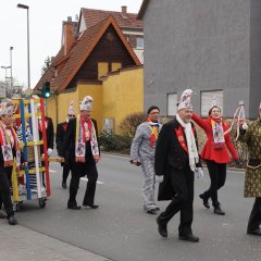 Im Käfig eingesperrt, den Rathausschlüssel fest in der Hand, wird Bürgermeister Stephan Hinz den mit Helau-Rufen applaudierenden Zuschauern vorgeführt.