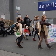 Die Kinder mit Eltern von der gemeindeeigenen KITA »Wunderwald« am Lennebergwald in der Gonsenheimer Straße.