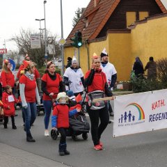 Ebenso die Kinder mit Eltern der katholischen KITA »Regenbogen« in der Gonsenheimer Straße.