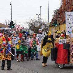 Auf dem Transparent der Budenheimer Gruppe »Anti Spass Bremsen« stand: „Nicht nur im Obst, auch sonst im Land, der Wurm ist drin, es ist ne Schand“.