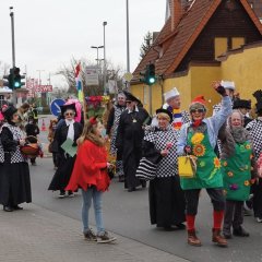 Die „schnorrenden Weibsleut“, die am Altweiberdonnerstag zugunsten der Budenheimer KIGA und KITA gesammelt hatten,
marschierten auch mit.