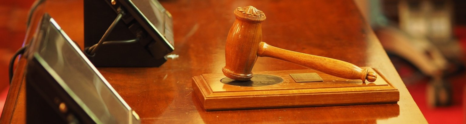 Ratssaal Richterhammer im Ratssaal